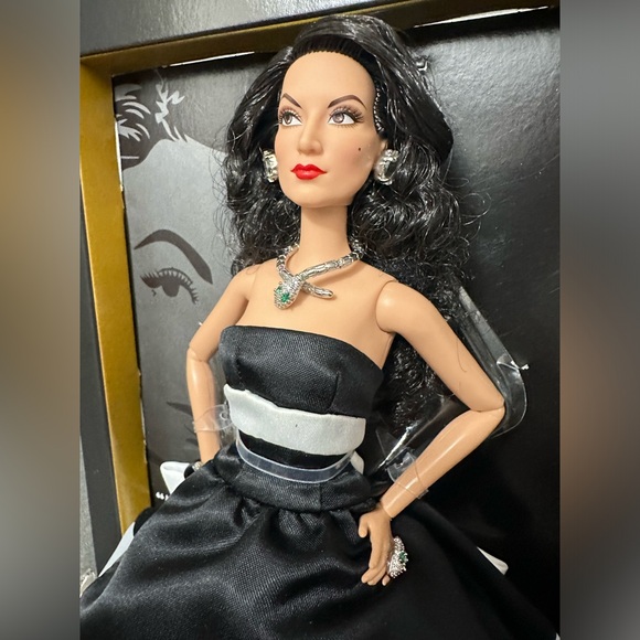 💎 BARBIE MARIA FELIX DOLL SIGNATURE, BLACK AND WHITE DRESS WITH SNAKE JEWELRY - Picture 7 of 12